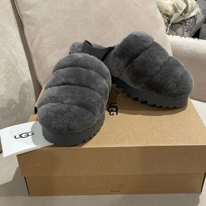 NIB womens Ugg super fuzzy slippers 8